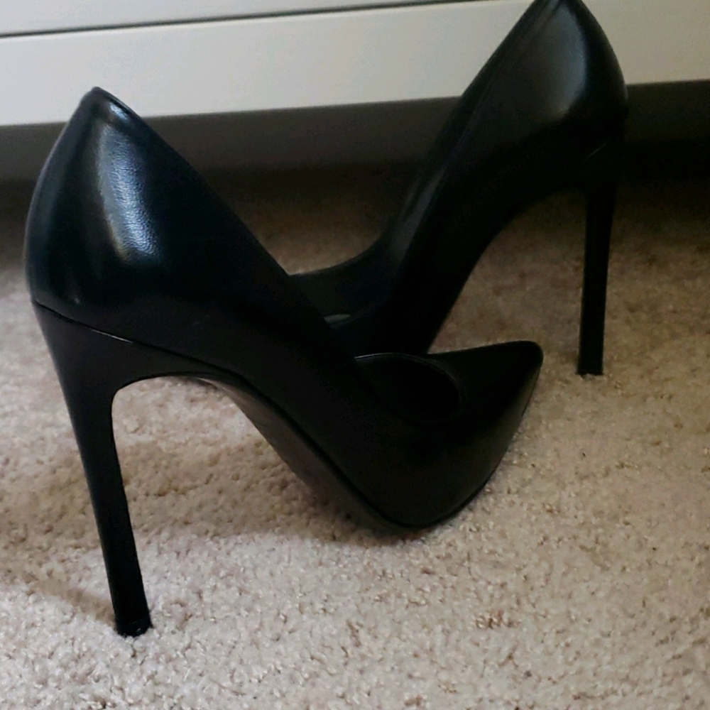 Stuart Weitzman classic black pumps